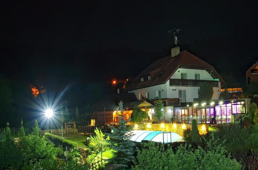 Penzion V Hluboke A Department Glamp Vsetin Exterior photo