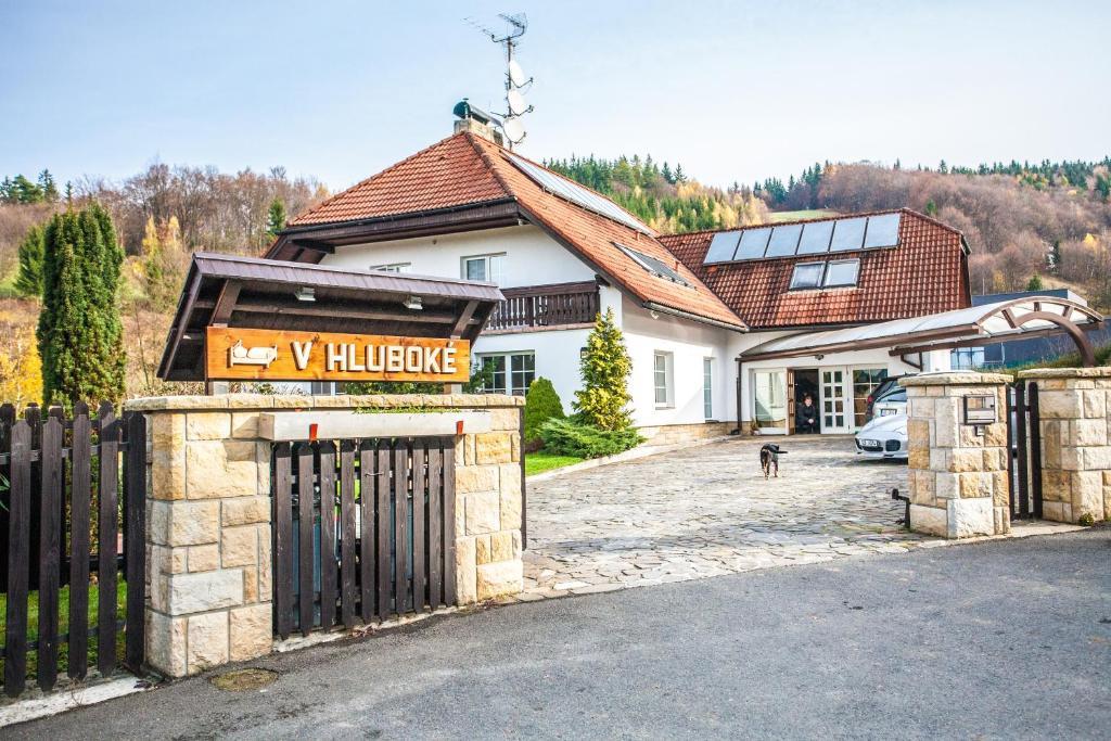 Penzion V Hluboke A Department Glamp Vsetin Exterior photo